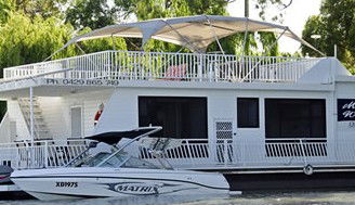 Moving Waters Self Contained Moored Houseboat - Accommodation Coffs Harbour 1