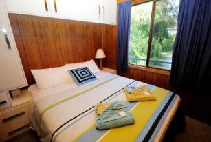 Moving Waters Self Contained Moored Houseboat - Accommodation Coffs Harbour 3