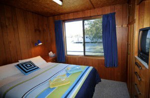 Moving Waters Self Contained Moored Houseboat - Accommodation Coffs Harbour 6