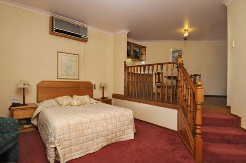 McNevins Warwick Motel & Gunyah Restaurant - Accommodation Coffs Harbour 1