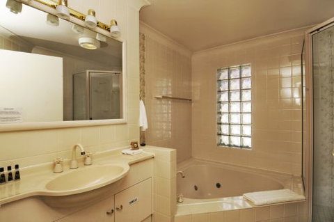 McNevins Warwick Motel & Gunyah Restaurant - Accommodation Coffs Harbour 2