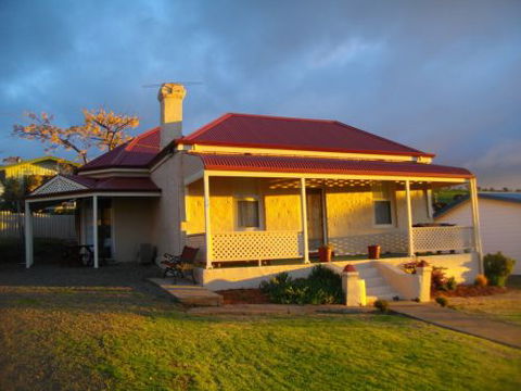Charlie Bates Cottage - Accommodation Coffs Harbour 0