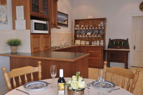 Charlie Bates Cottage - Accommodation Coffs Harbour 3
