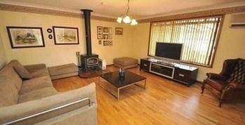 Castle Hill 60A Gil Furnished Apartment - Accommodation Coffs Harbour 2