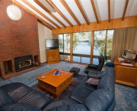 Waterside Accommodation - Derwent Retreat - Accommodation Coffs Harbour 1