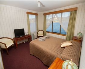 Waterside Accommodation - Derwent Retreat - Accommodation Coffs Harbour 3