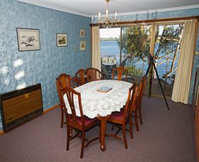 Waterside Accommodation - Derwent Retreat - Accommodation Coffs Harbour 2