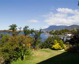 Waterside Accommodation - Derwent Retreat - Accommodation Coffs Harbour 5