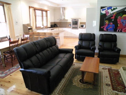 Pinkerton Hill (Naracoorte Cottages) - Accommodation Coffs Harbour 0