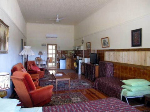 Carmines Antiques And Accommodation - Accommodation Coffs Harbour 1