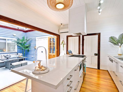 Driftwood Beach House - Accommodation Coffs Harbour 1