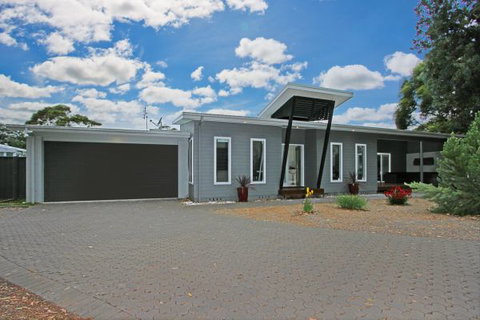 Poolside - Accommodation Coffs Harbour 0