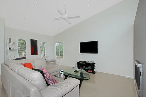 Poolside - Accommodation Coffs Harbour 1