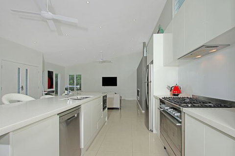 Poolside - Accommodation Coffs Harbour 2