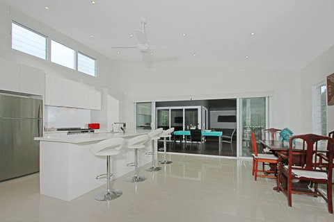 Poolside - Accommodation Coffs Harbour 3