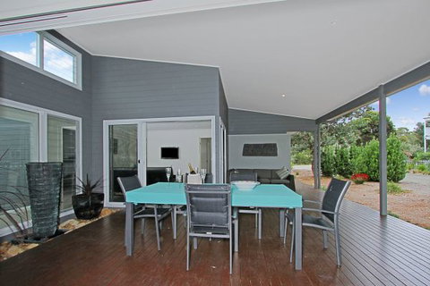 Poolside - Accommodation Coffs Harbour 4