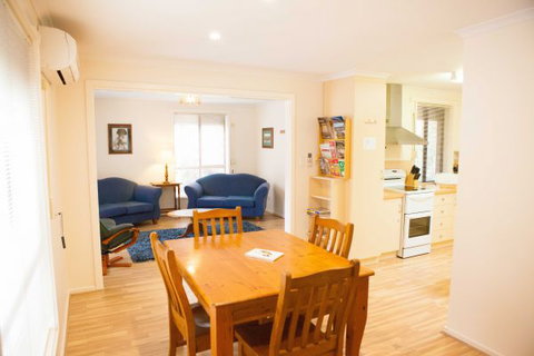 Unit 2 - Accommodation Coffs Harbour 3