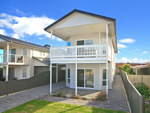 Century 21 SouthCoast: White Caps - Accommodation Coffs Harbour 0