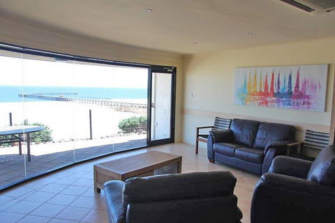 Cliff House Beachfront Villas - Accommodation Coffs Harbour 2