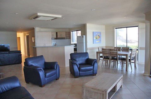 Cliff House Beachfront Villas - Accommodation Coffs Harbour 4