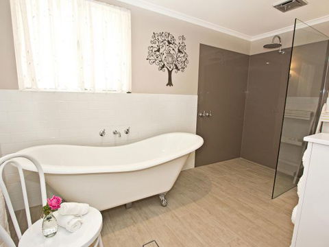 Queen's Cottage Barossa Valley - Accommodation Coffs Harbour 2