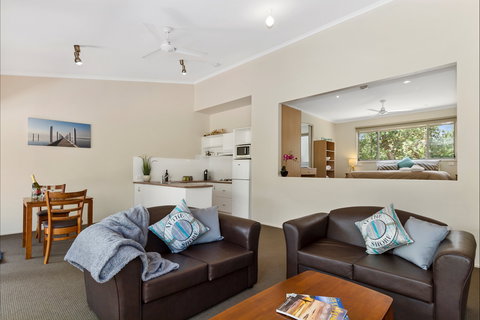 Waterfront Retreat At Wattle Point - Accommodation Coffs Harbour 5