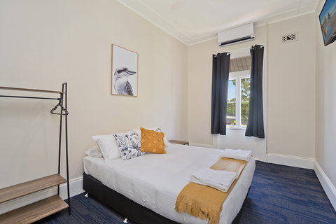 Imperial Hotel - Accommodation Coffs Harbour 2