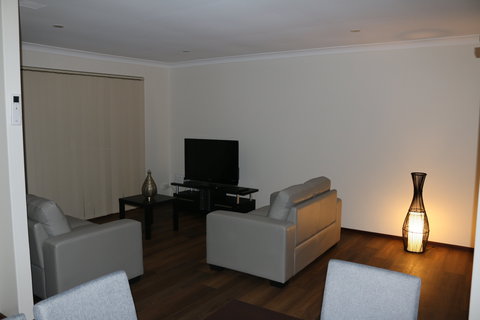 CozyStay At Kearsley - Accommodation Coffs Harbour 2