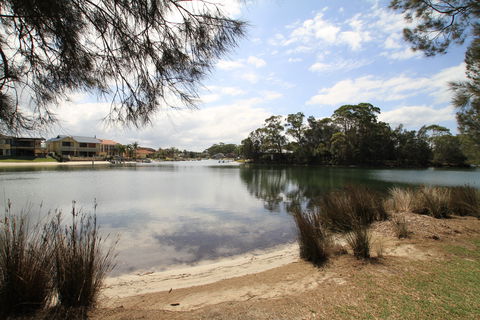 Ray Of Sunshine-Waterfront Reserve - Accommodation Coffs Harbour 1