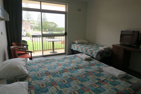 Tathra Hotel - Motel - Accommodation Coffs Harbour 2