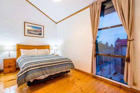Cottesloe Beach Chalets - Accommodation Coffs Harbour 2
