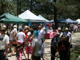 Broadbeach Art And Craft Markets - Accommodation Coffs Harbour 3