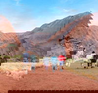 Explore Uluru 7 Hours Guide Tour at Sunrise with Light Breakfast
