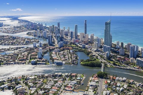Gold Coast Airport Transfers : Airport OOL To Gold Coast City In Luxury Car - Accommodation Coffs Harbour 4