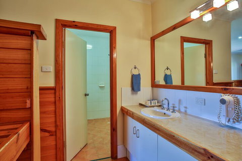 Kimberley Hotel Halls Creek - Accommodation Coffs Harbour 6