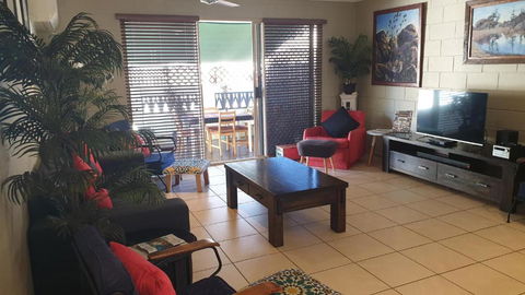A City Retreat 2BR Apartment Reid Park Townsville - Accommodation Coffs Harbour 5