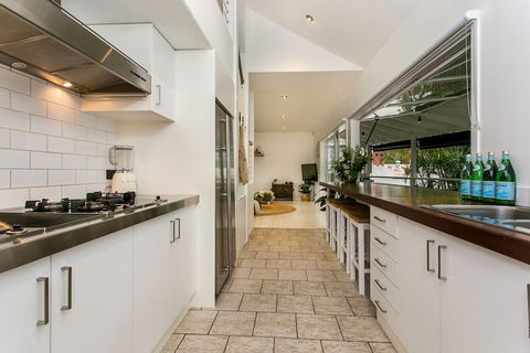 A PERFECT STAY - Cactus Rose Villa - Accommodation Coffs Harbour 3