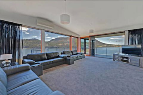 Amazing Unique Five-Star Waterfront Retreat - Accommodation Coffs Harbour 7
