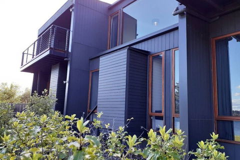 Amazing Unique Five-Star Waterfront Retreat - Accommodation Coffs Harbour 1
