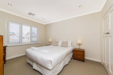 Inner Western Suburbs Retreat - Accommodation Coffs Harbour 6