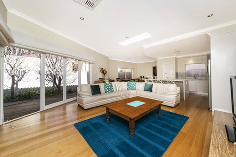 Inner Western Suburbs Retreat - Accommodation Coffs Harbour 7