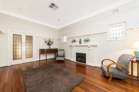 Inner Western Suburbs Retreat - Accommodation Coffs Harbour 5