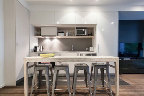 ZACH, 1BDR St.Kilda Apartment - Accommodation Coffs Harbour 3