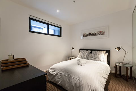 ZACH, 1BDR St.Kilda Apartment - Accommodation Coffs Harbour 2