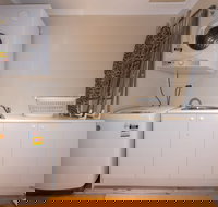 Lovely 5BR house walk to train and shops - Accommodation Coffs Harbour