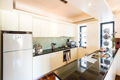 BELLE, 2BDR Melbourne Apartment - Accommodation Coffs Harbour 6