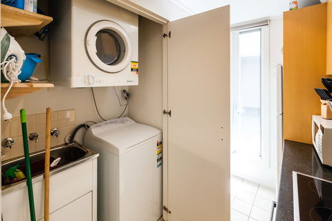 NAOMI, 2BDR South Melbourne Apartment - Accommodation Coffs Harbour 0