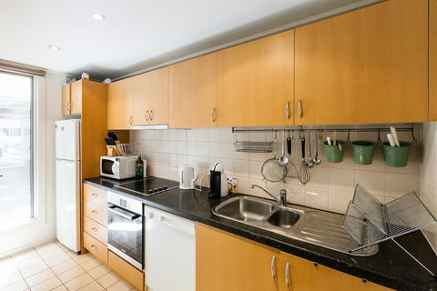 NAOMI, 2BDR South Melbourne Apartment - Accommodation Coffs Harbour 3