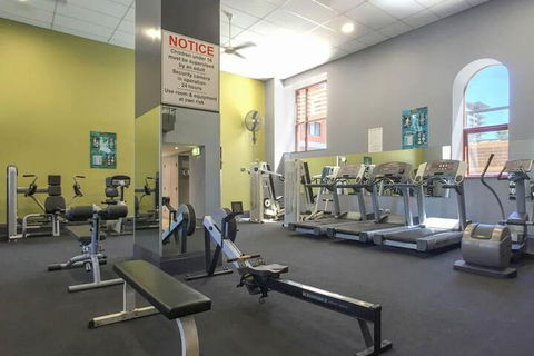 Ample Space In This 1 Bed Apt Also With Pool / Gym - Accommodation Coffs Harbour 7