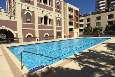 Ample Space In This 1 Bed Apt Also With Pool / Gym - Accommodation Coffs Harbour 3